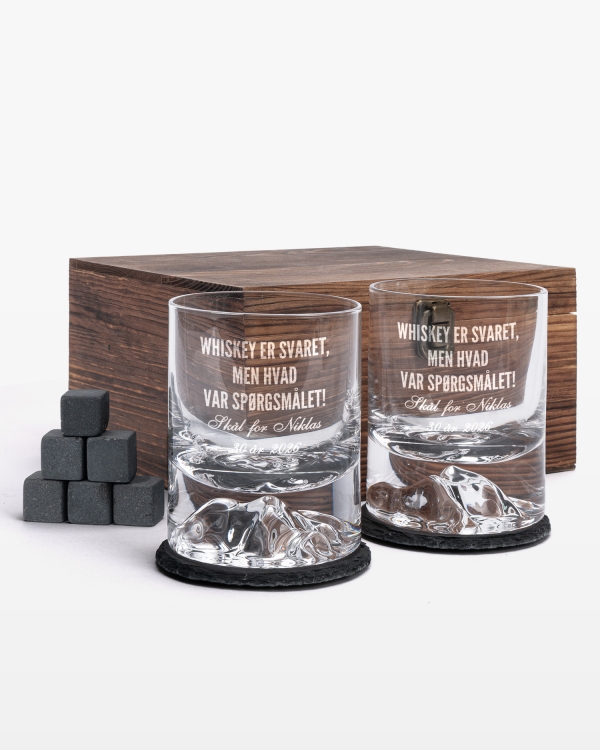 Graverede whiskyglas med valgfrit navn. Leveres i en robust trækasse sammen med whiskeysten og glasbrikker