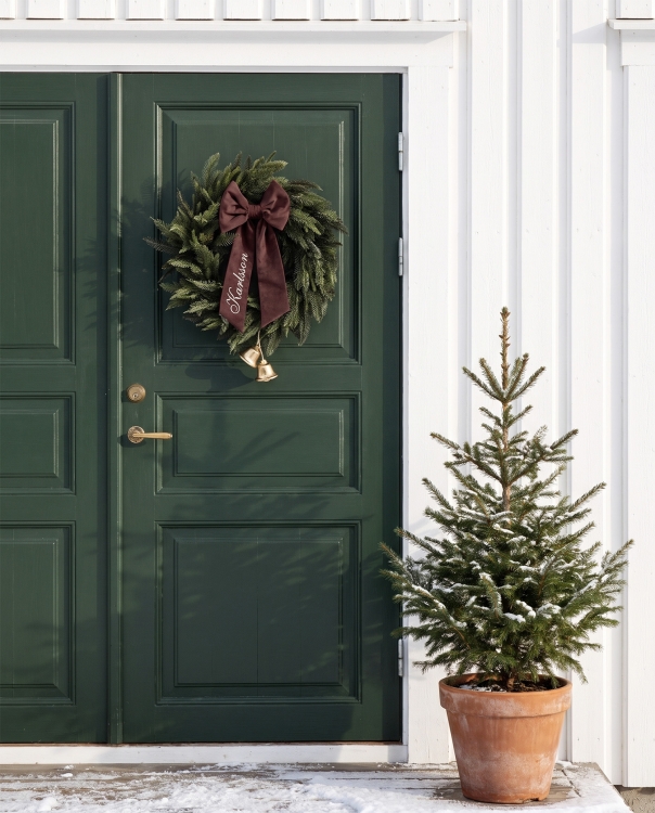 Julekrans med brun sløjfe og navn