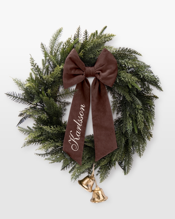 Personlig julekrans med brun sløjfe og valgfrit navn