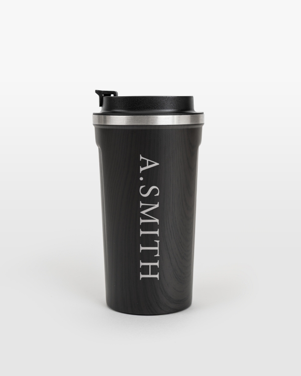 Brun termokrus med træmønster og personlig gravering