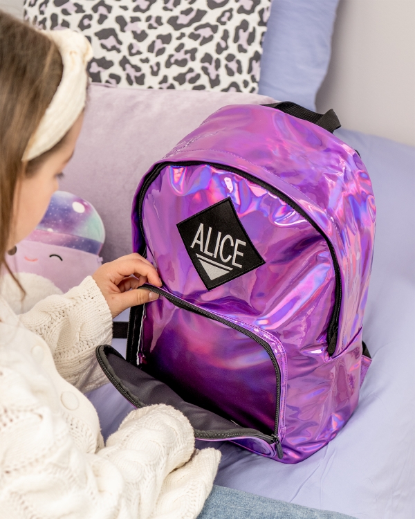 Lilla skinnende skolerygsæk med broderet navn