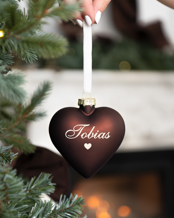 Brun hjerteformet julekugle med navn