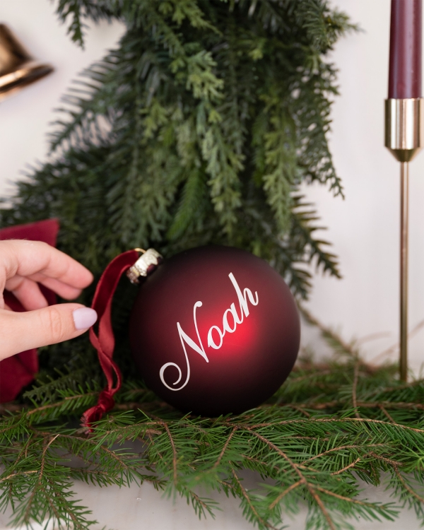 Rød personlig juletræskugle med navn