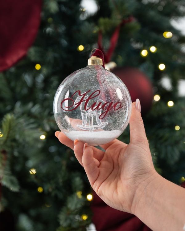 Julekugle i glas med navn og motiv af en gyngehest