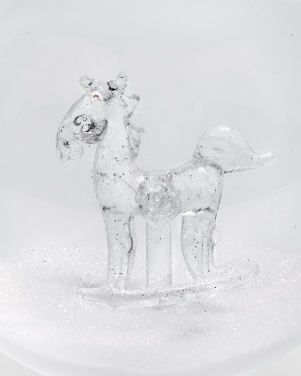 Julekugle i glas med gyngehestmotiv