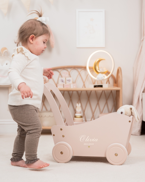 Rosa dukkevogn i tre med navn