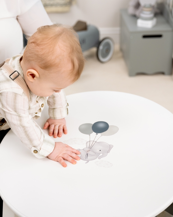 Hvidt børnebord med elefantmotiv