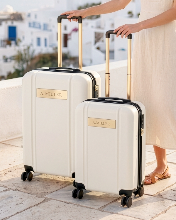 Sæt med cremefarvet kuffert og håndbagage med indgraveret navn