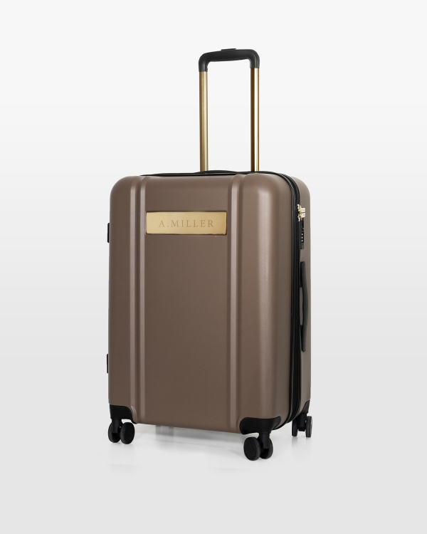 Brun kuffert med navn og gulddetaljer