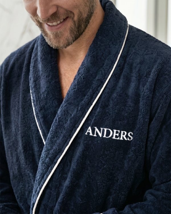 Badekåbe i marineblå med hvidt broderi