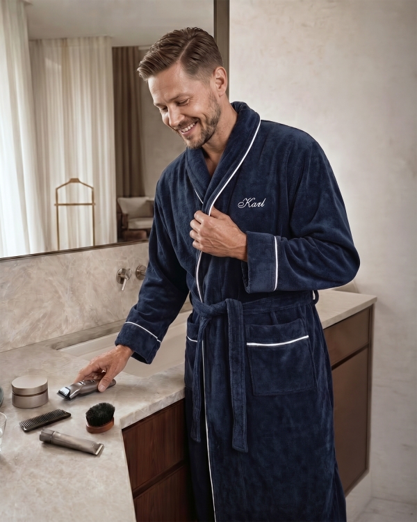Mørkeblå morgenkåbe med broderet tekst