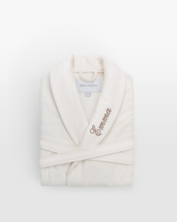 Cremefarvet børnebadekåbe med personligt sandfarvet broderi, perfekt til hyggelig komfort og stil for små eventyrere.