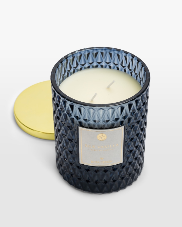 Marineblåt duftlys med duften Silk Vanilla