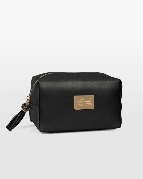 Sort makeuptaske med indgraveret navn