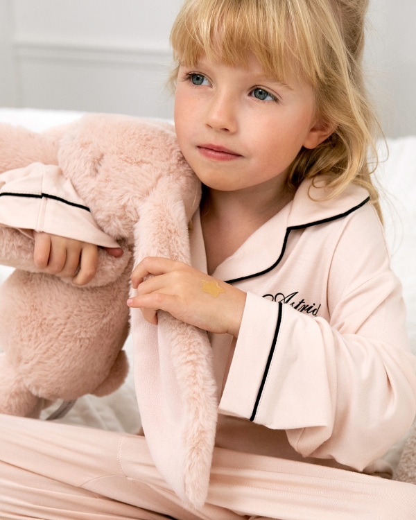 lyserød pyjamas med navn