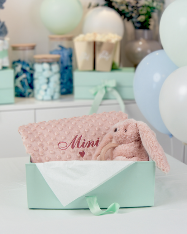 Bamse med bidering og tæppe med navn