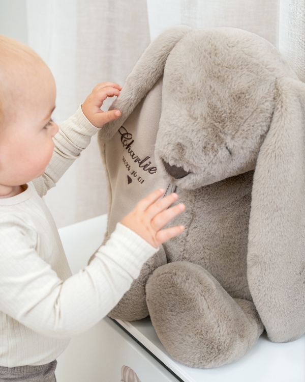 Bamsekanin med broderet navn