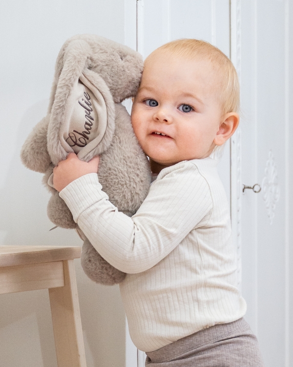 Bamsekanin med broderet navn