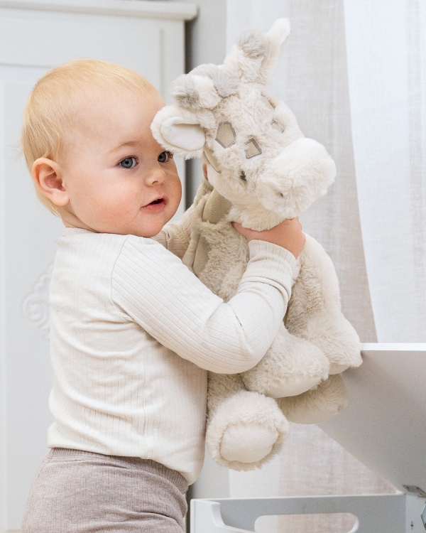 Tøjdyr formet som en giraf, med barnets navn