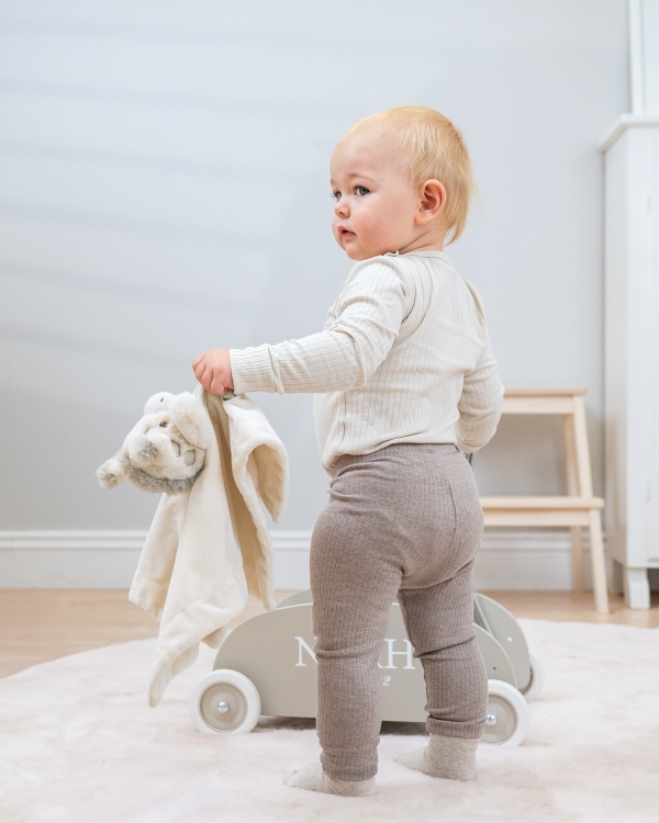 Nusseklud med barnets navn.