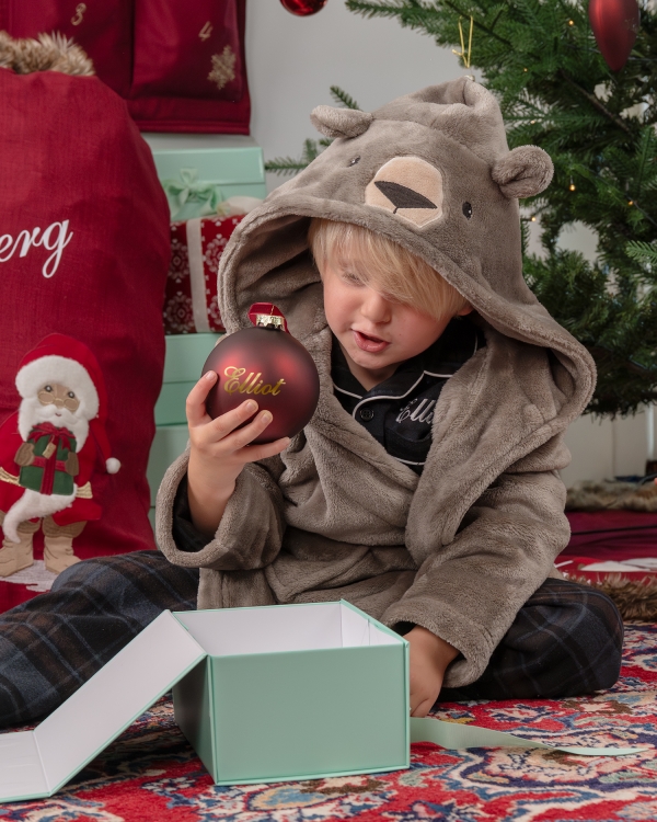 stor, rød julekugle med gravering