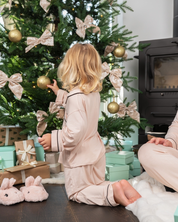rosa pyjamas med sorte kanter
