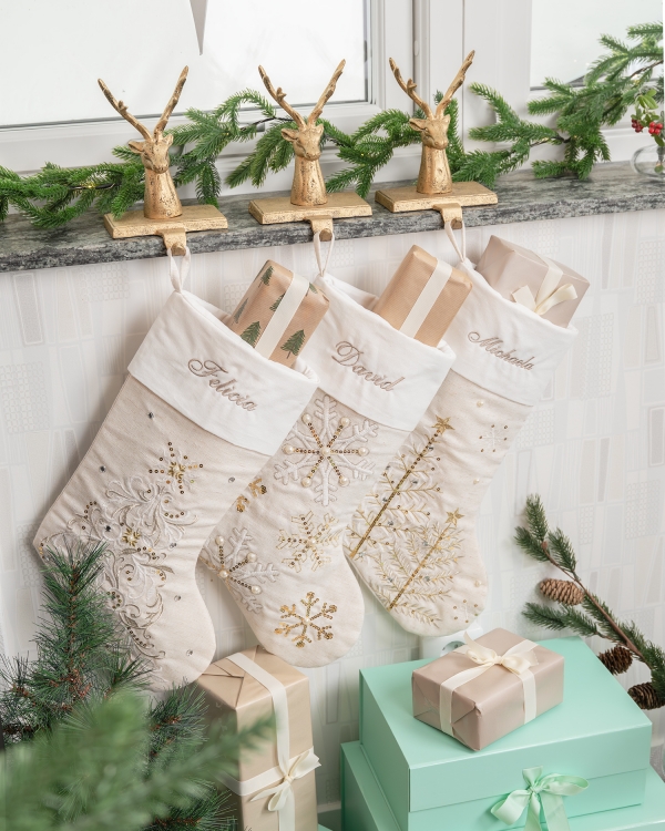 cremefarvede julestrømper med broderi