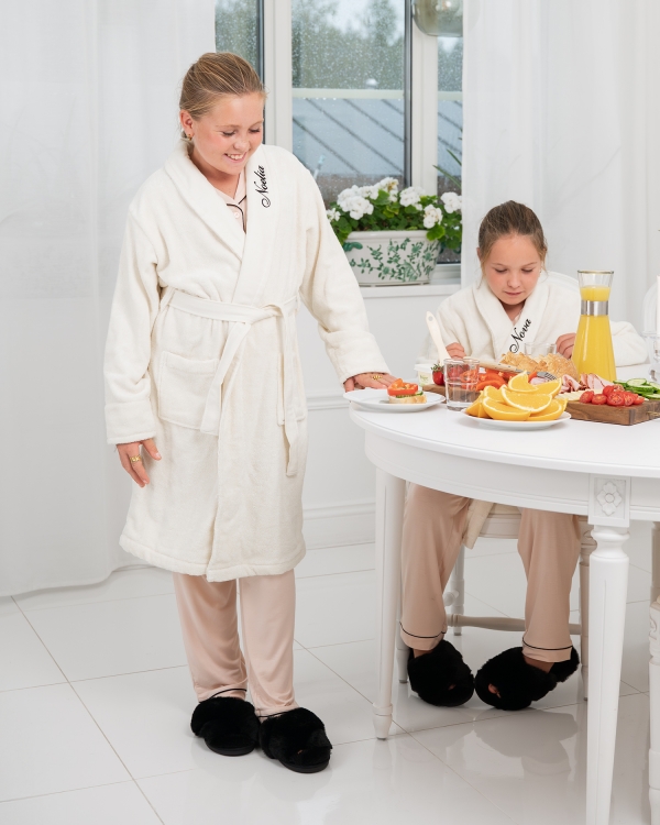 Moderne hvid badekåbe med personlig broderi