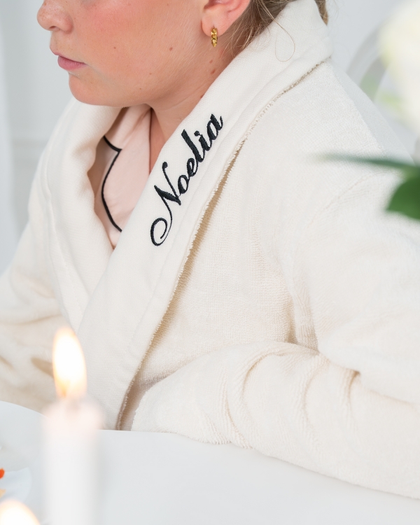 Luksuriøs cremefarvet badekåbe med sort broderet navn til børn