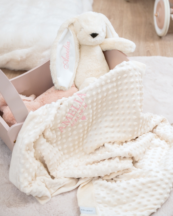 Cremefarvet krammedyrkanin og babytæppe med navn