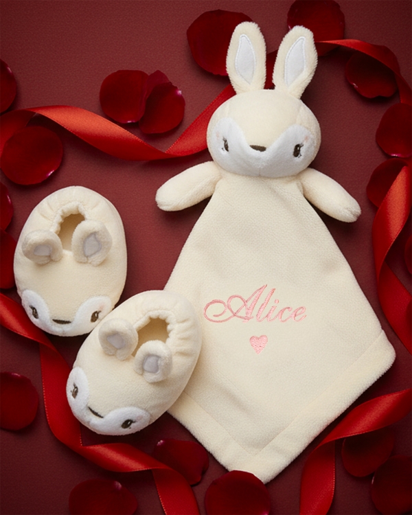 Fin valentinsdagsgave til børn med et hyggeligt tæppe og hjemmesko med kaninmotiv og navn
