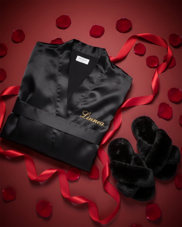Fin Valentinsdagsgave til hende med sorte, bløde hjemmesko og sort satinbadekåbe med broderet navn i guld
