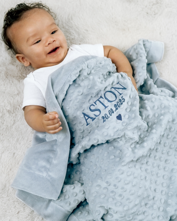 Hyggeligt blåt babytæppe med broderet navn