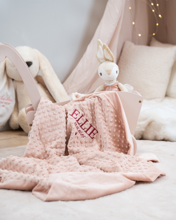 Rosa babyplaid broderet med valgfrit navn og fødselsdato.