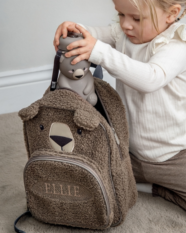 Hyggelig børnerygsæk formet som en bjørn med broderet navn