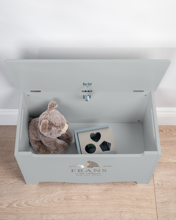 Legetøjskiste med navn at give i dåbsgave