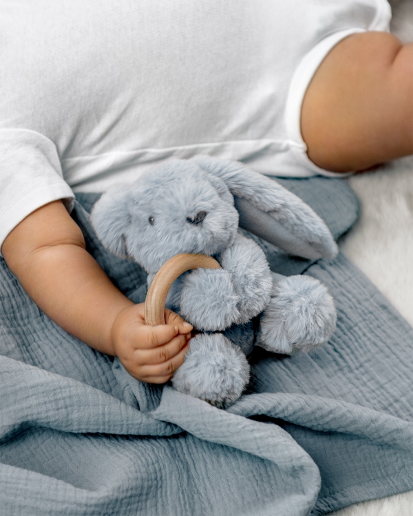 Blå bamsekanin med bidering til babyen