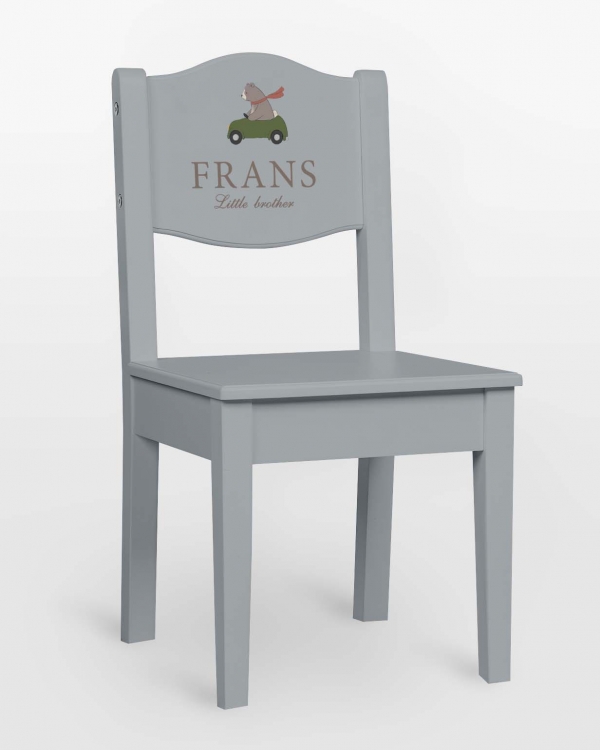 Blå højstol med bjørn, der kører bil, navn og valgfri tekst