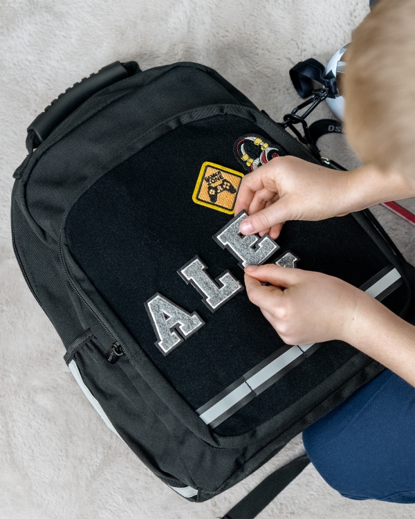 Sort skole rygsæk med stofmærker