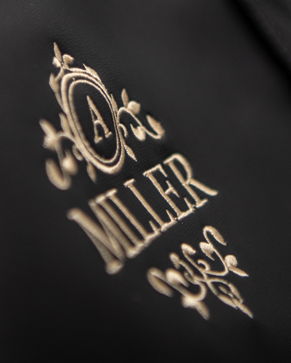 Necessær med personlig broderi