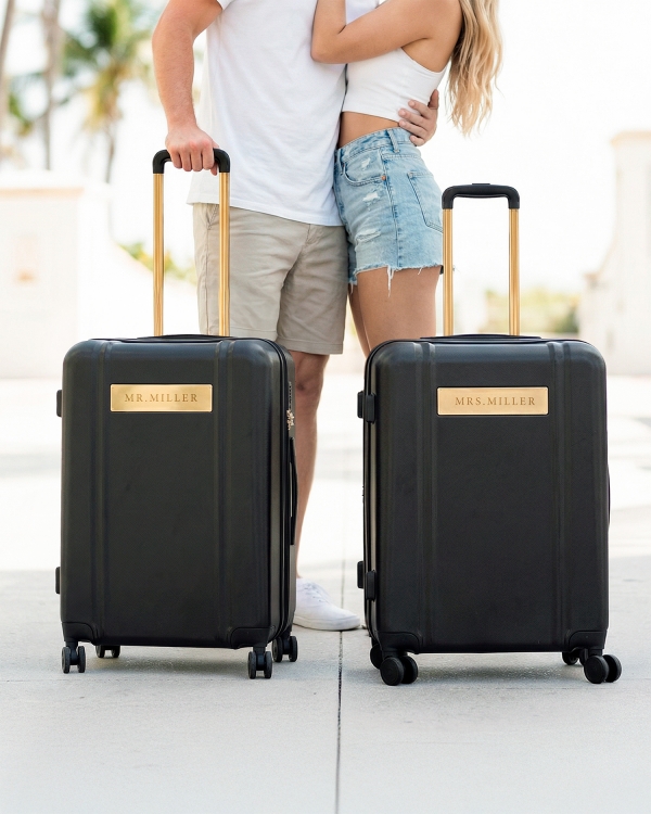 Sort kuffert med indgraveret navn