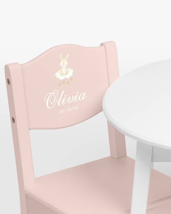 Lyserød højstol med kaninmotiv og navn samt valgfri tekst