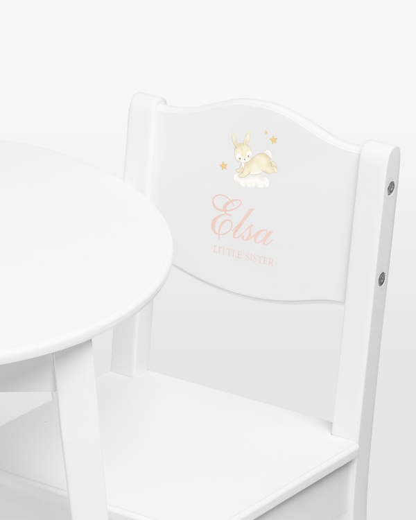 Hvid højstol med kaninmotiv og navn samt valgfri tekst
