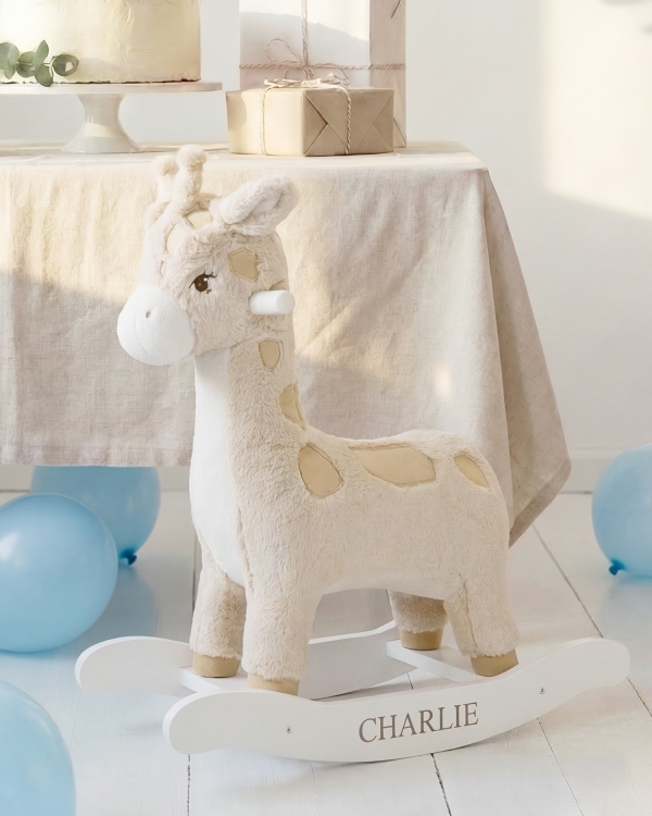 Gyngedyr i form af en giraf med navn