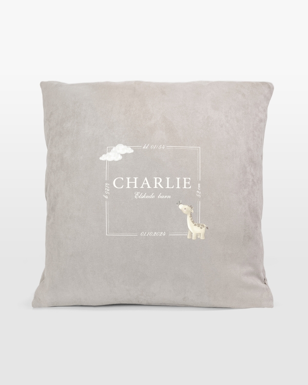 Pudebetræk med barnets navn, dato, vægt, længde og klokkeslæt