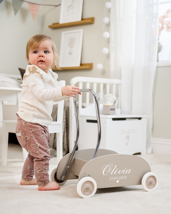 Grå gåklapvogn med navn og dato