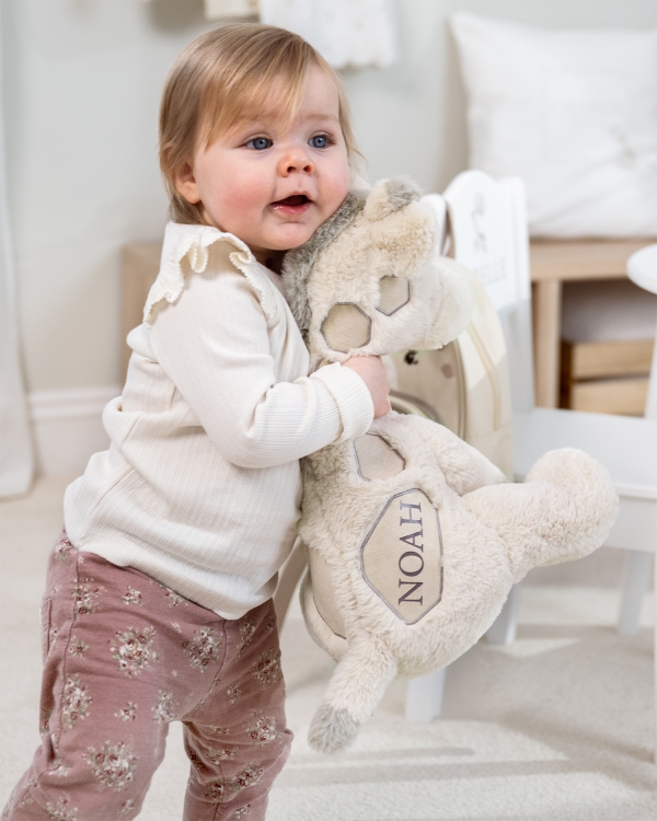 Kosedyrsjiraf med navn på baken