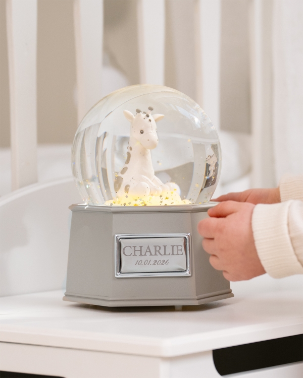 sneglobe med navn er en personlig dåbsgave