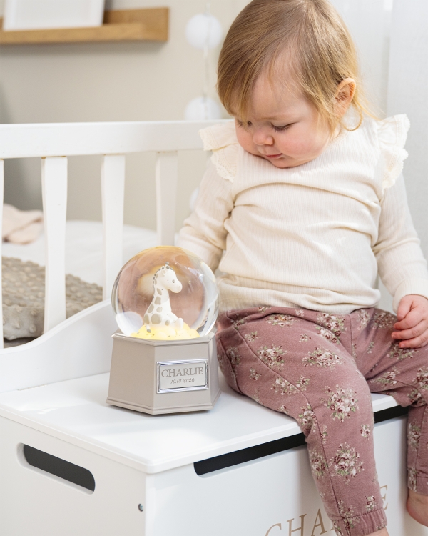 lysende snekugle med girafmotiv og navn