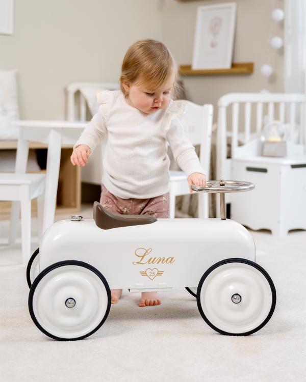 Gåbil i hvid med personligt tryk